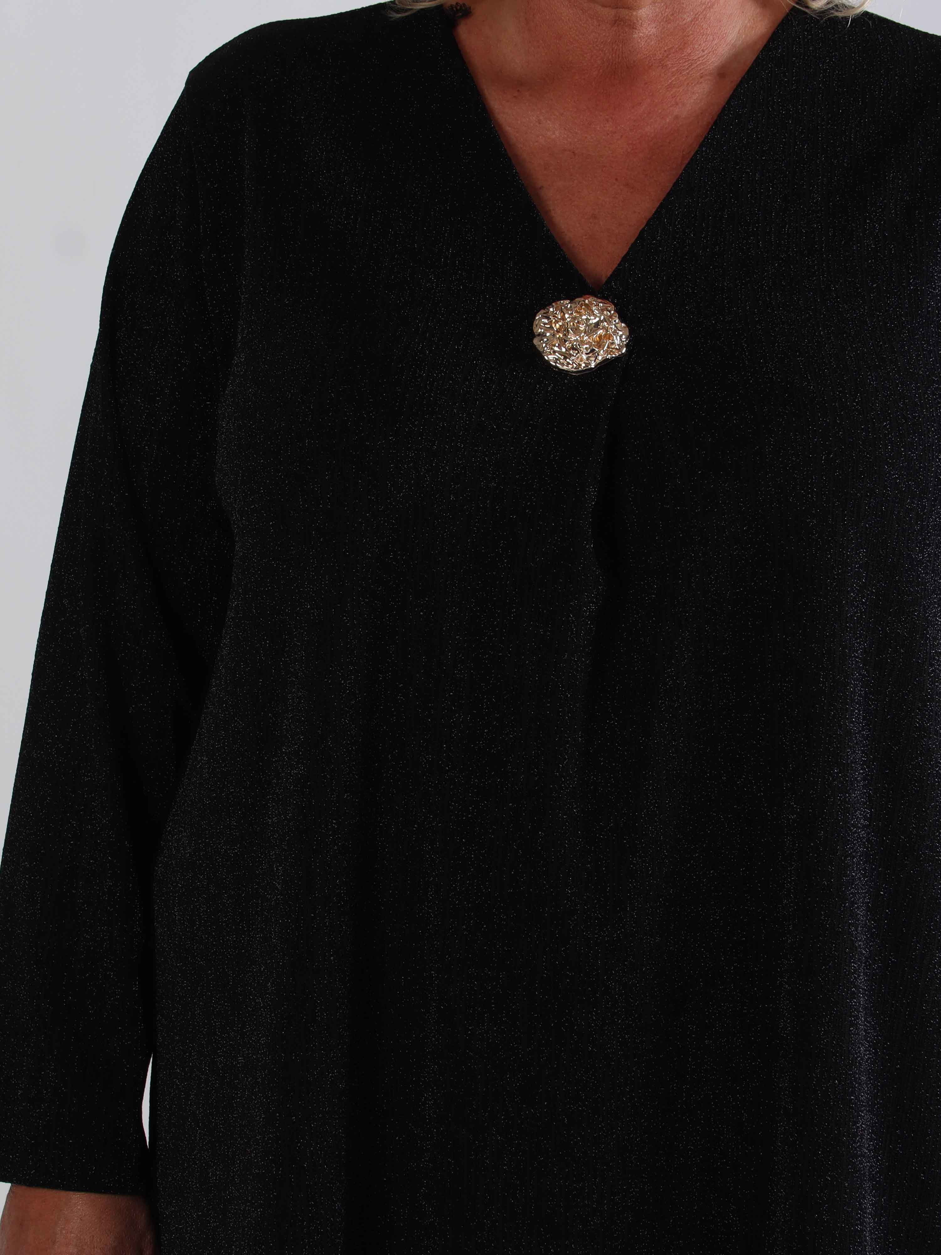 Noelia - Plus size kjole med glimmertråde og guld broche